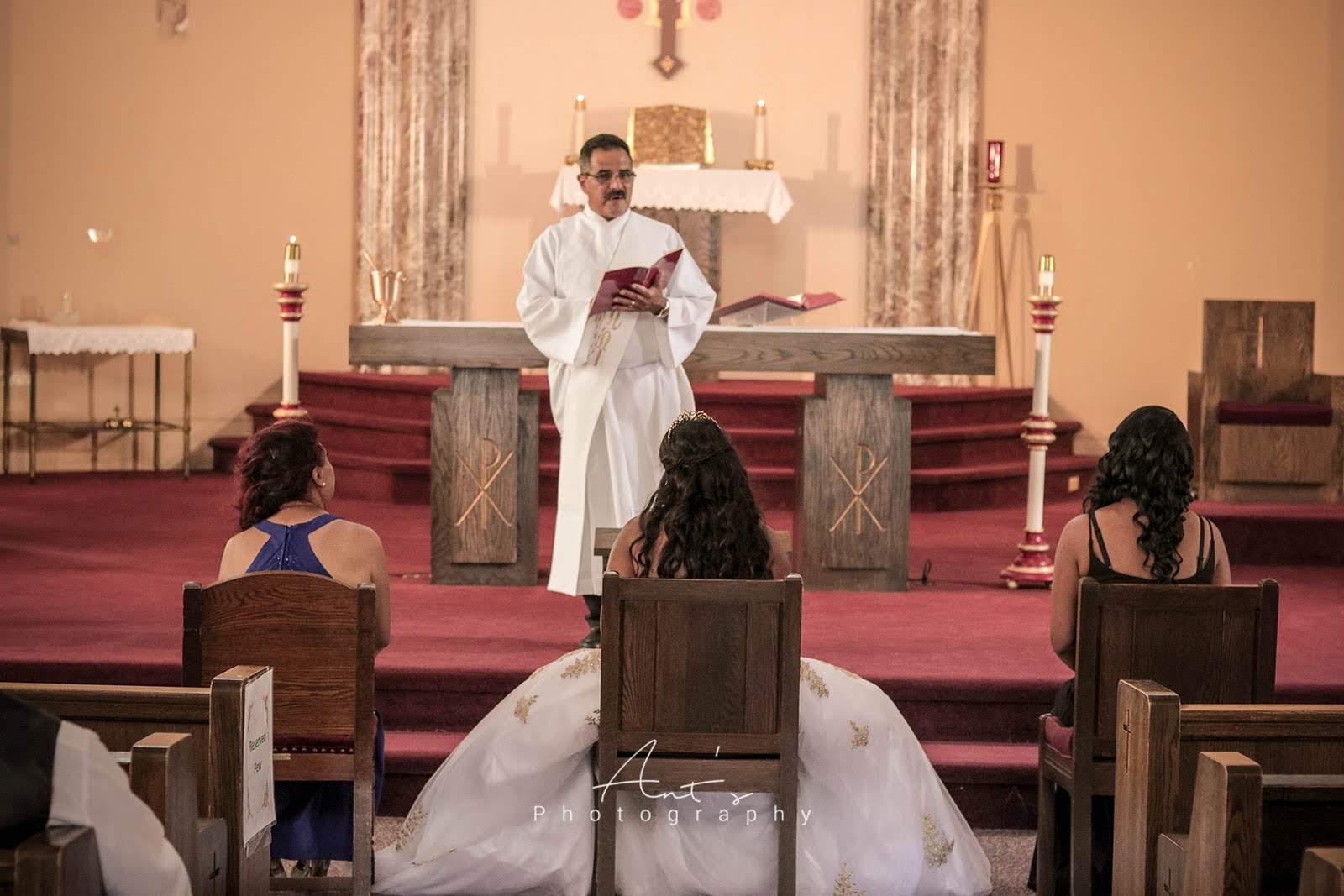 Quincea&ntilde;era ceremony moment